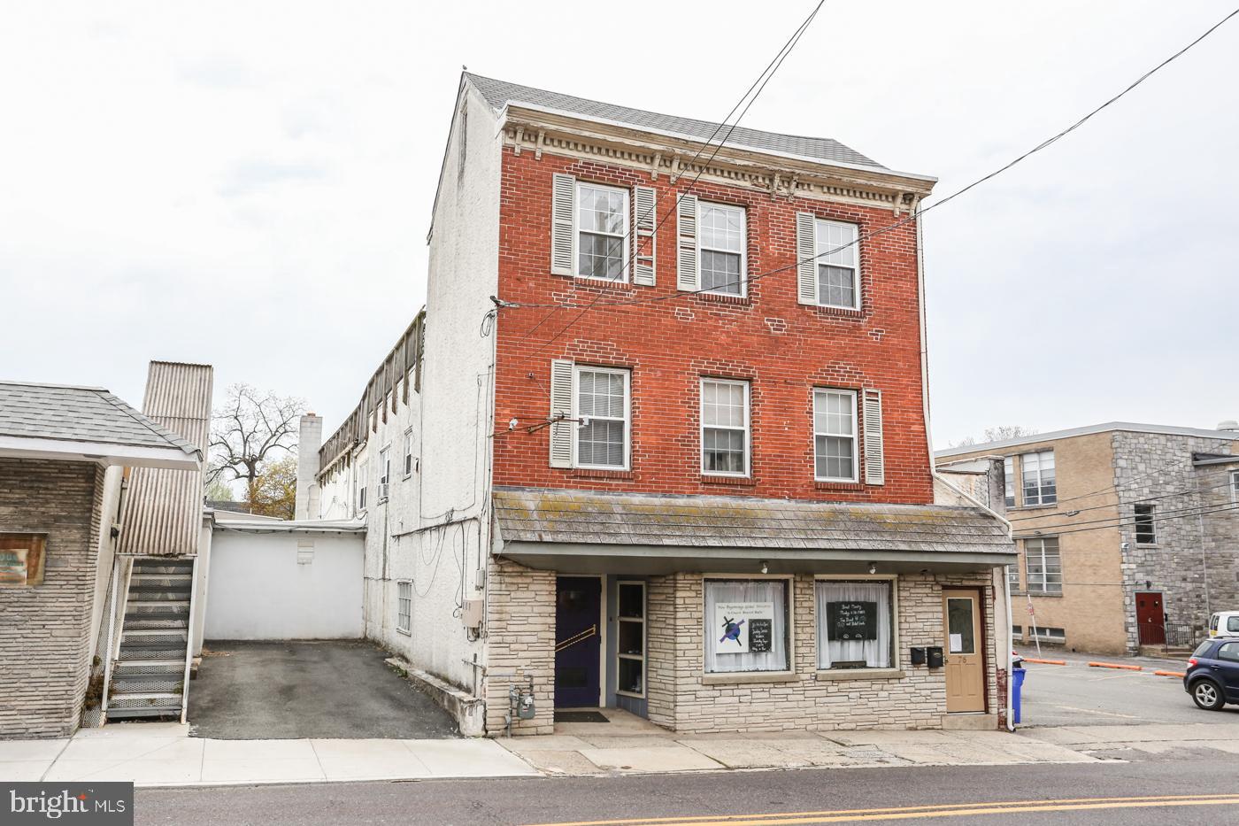 Main image without alt text