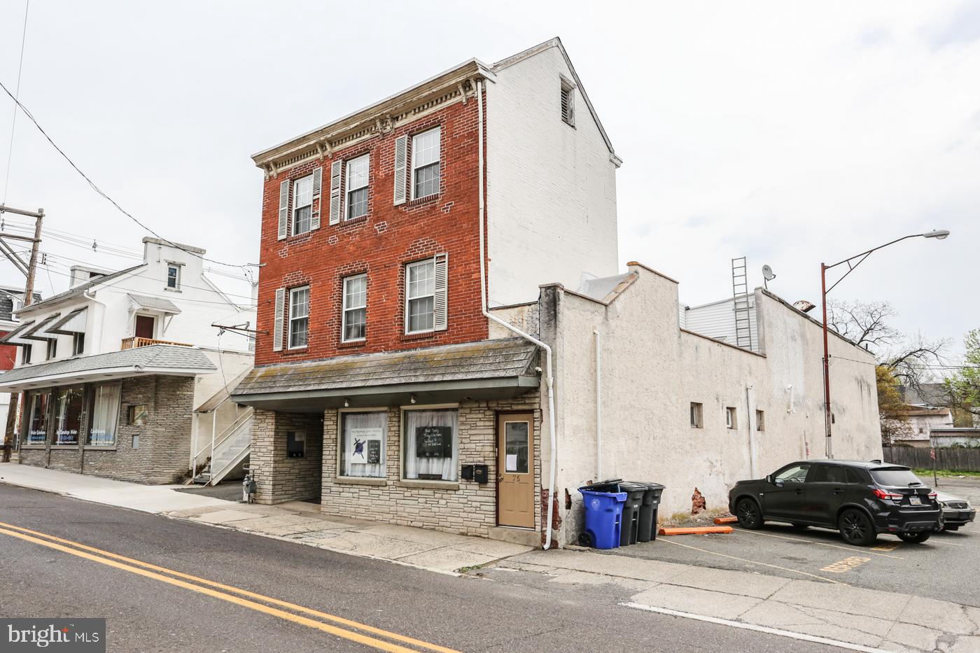 Main image without alt text