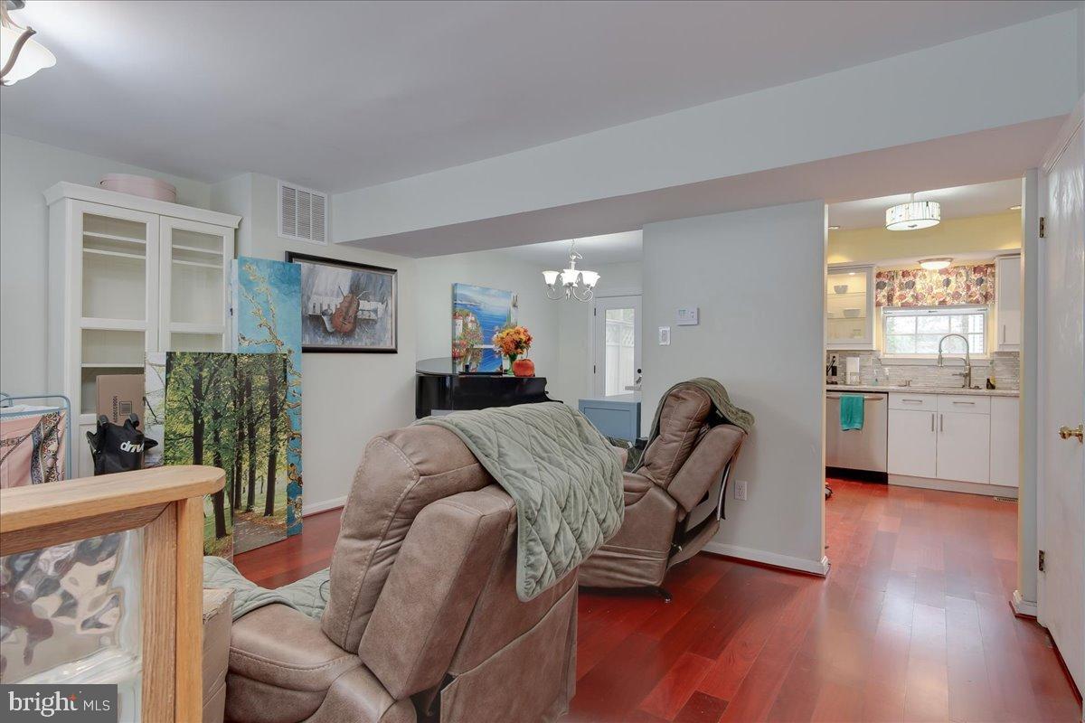 COURTLAND MANOR - Residential