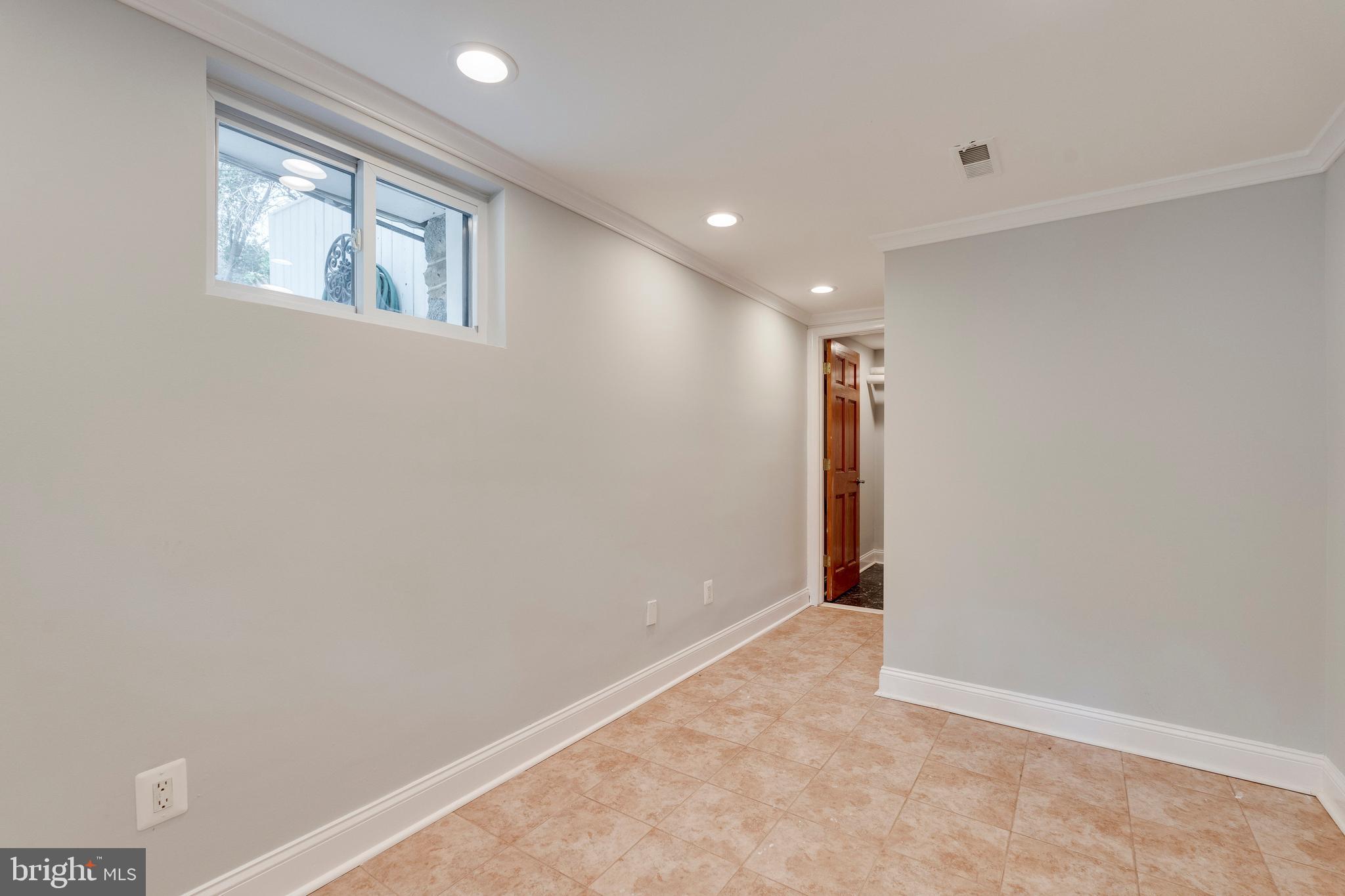 ENGLISH VILLAGE - Residential Lease