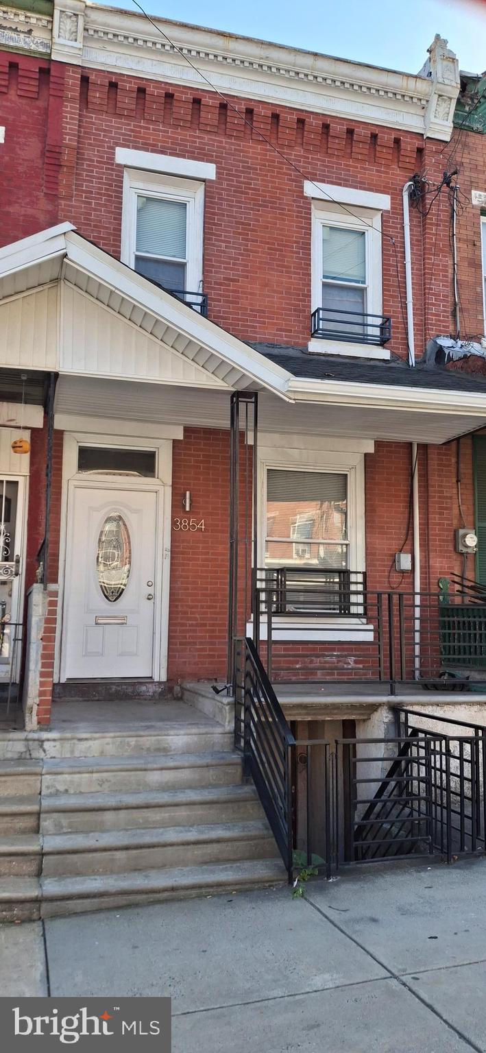 This beautifully rehabbed duplex offers 1 bedroom,/1 baths in each unit and provides the perfect blend of modern upgrades along with cozy living. Situated in a desirable neighborhood, this home is ideal for first-time buyers, investors, or anyone seeking a low-maintenance lifestyle.
✨ Key Features:
Newly updated kitchen with stainless steel appliances and quartz countertops
Open-concept living and dining area with ample natural light
Spacious bedroom with large closet space
Renovated bathroom with stylish fixtures and finishes
Freshly painted throughout with modern, neutral tones
Private backyard space, perfect for relaxing or entertaining
On-street parking for added convenience
Move-in ready!
Located close to shopping, dining, highways, zoo and parks, this home offers convenience and comfort. Don't miss your chance to own this charming, updated duplex—schedule your private showing today!