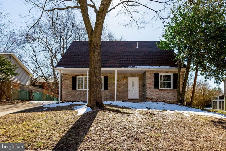 TURN KEY RENOVATION ON QUIET BLOCK! NEW KITCHEN W/ OPEN CONCEPT, GRANITE & STAINLESS, UPDATED EVERYTHNG INCLUDING A MSTR SUITE & 3 OTHER BRs on UPPER LVL. LARGE ROOM & FULL BATHROOM ON LOWER LVL FOR GUEST RM OR INLAW SUITE! BEAUTIFUL FLOORING & NEW CARPET THROUGHOUT, PLENTY OF STORAGE.NICELY SIZED YARD. HURRY & JUST MOVE RIGHT IN TO THIS GREAT OPPORTUNITY! EZ TO SEE!