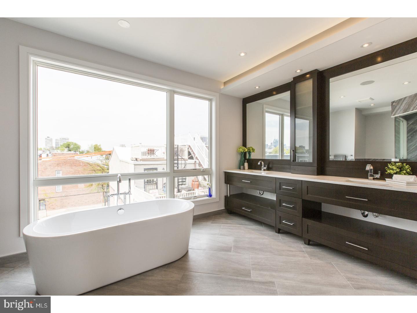 QUEEN VILLAGE - Residential