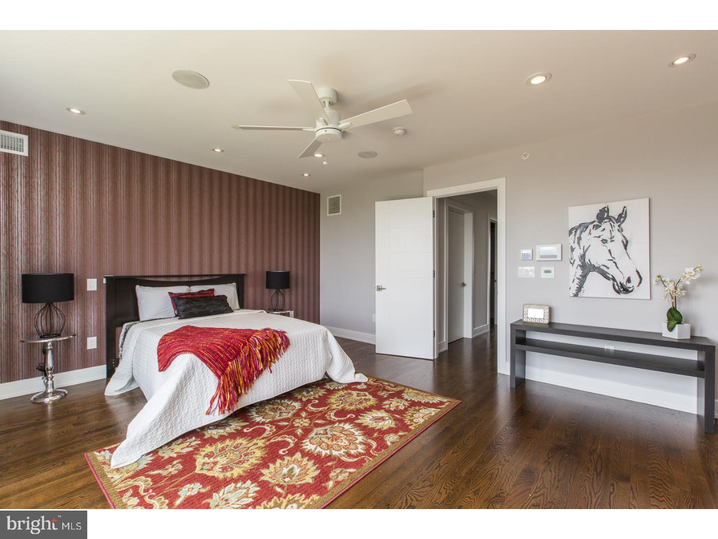 QUEEN VILLAGE - Residential