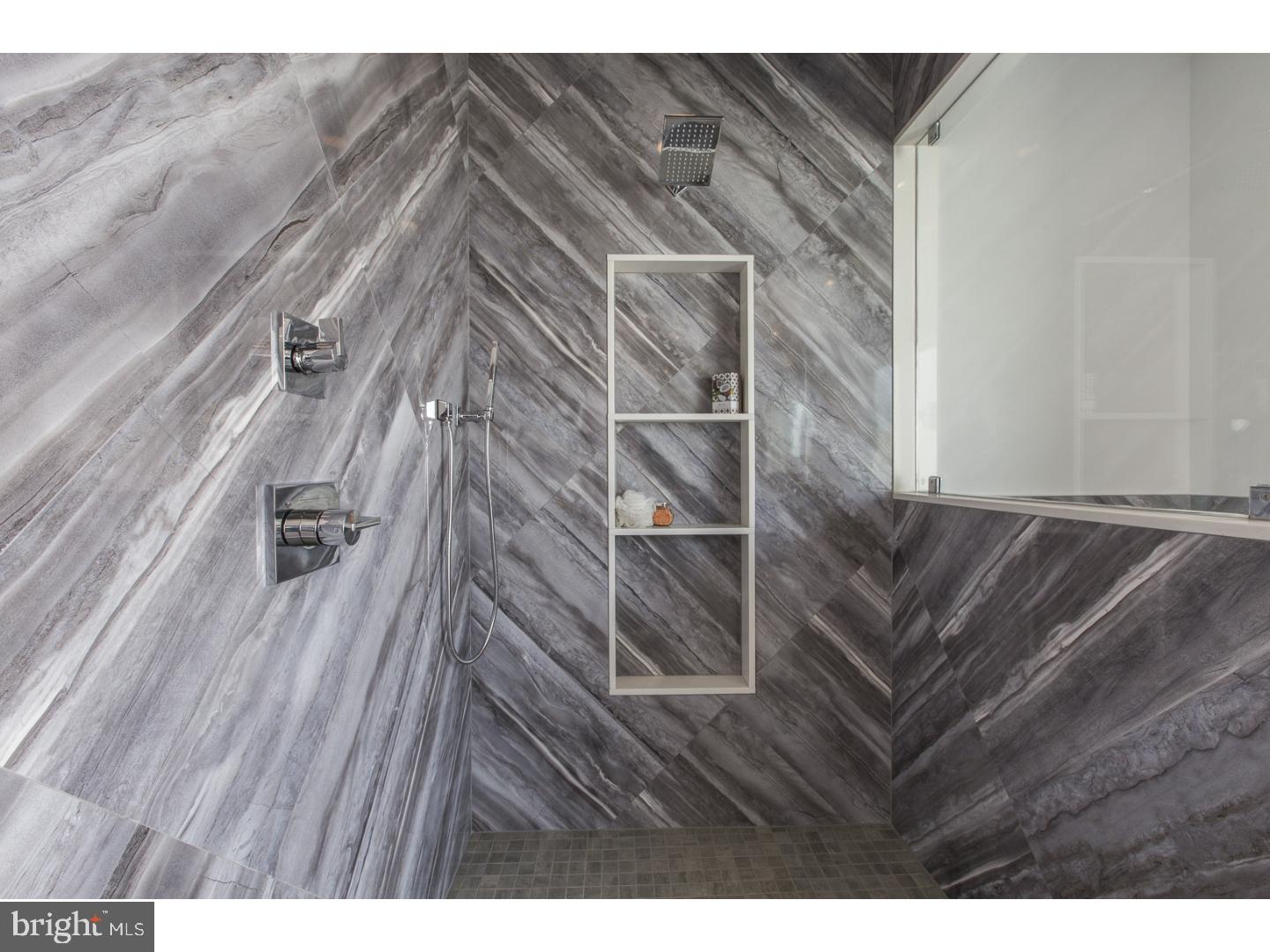 QUEEN VILLAGE - Residential