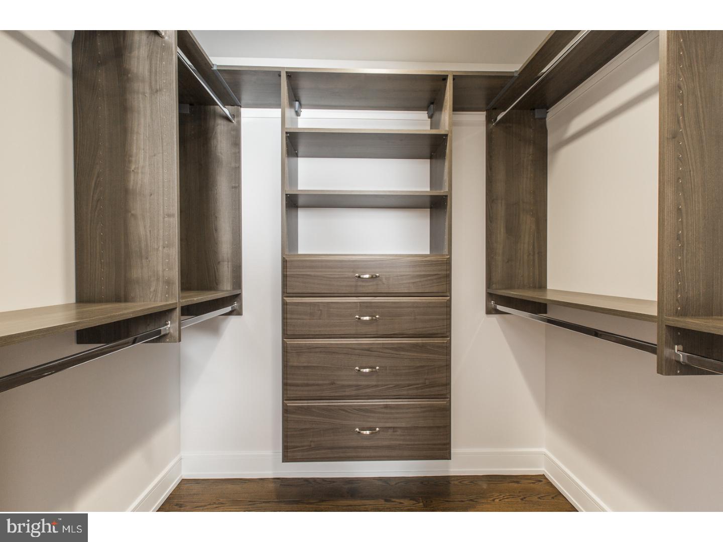 QUEEN VILLAGE - Residential