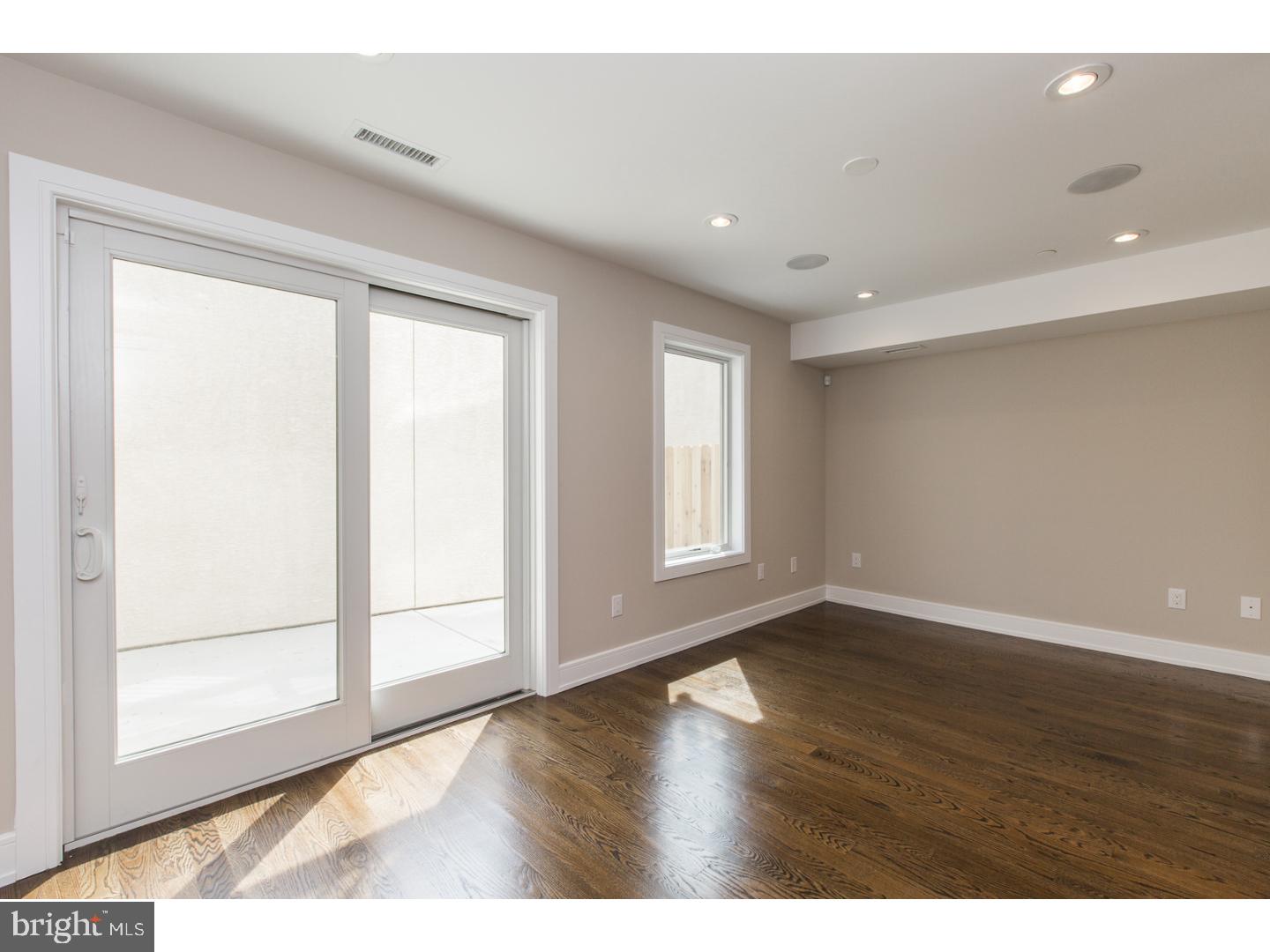 QUEEN VILLAGE - Residential