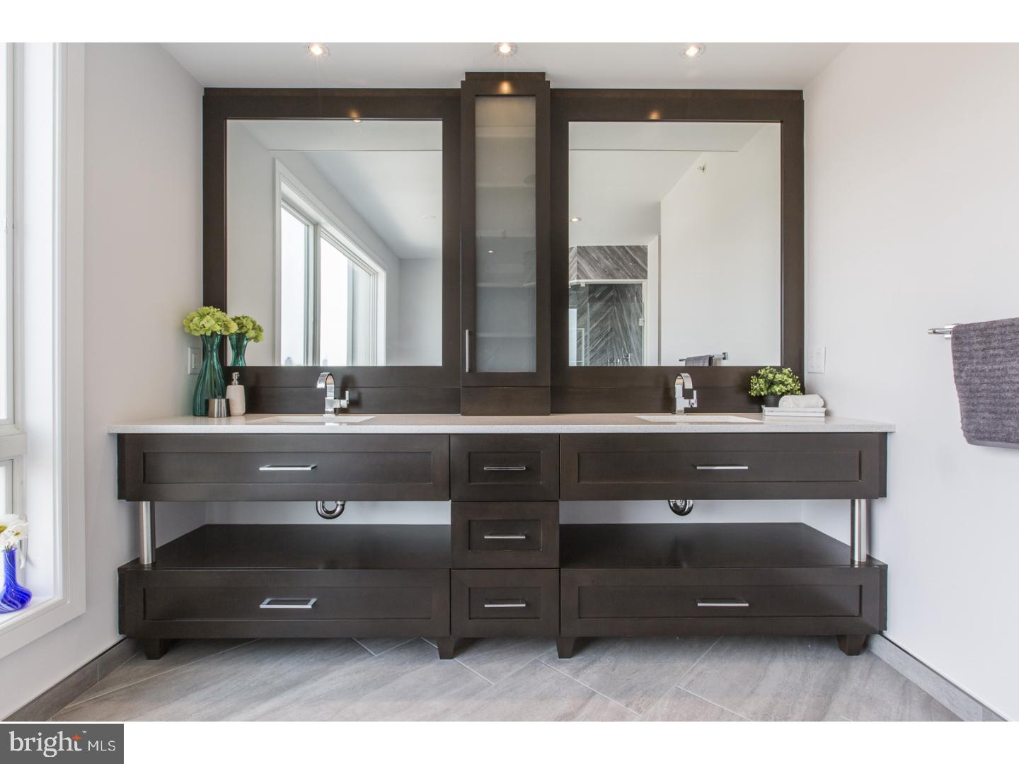 QUEEN VILLAGE - Residential