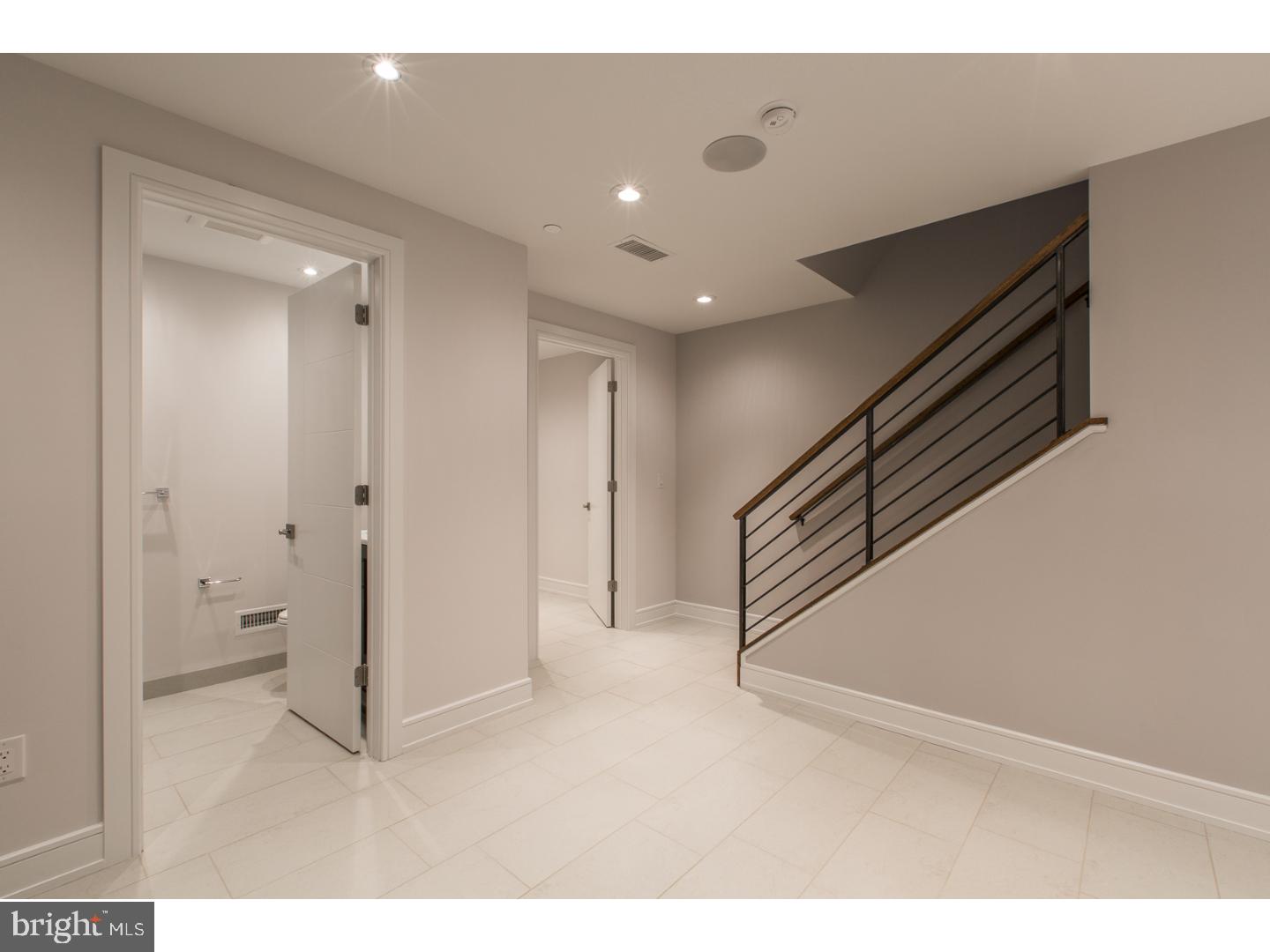 QUEEN VILLAGE - Residential