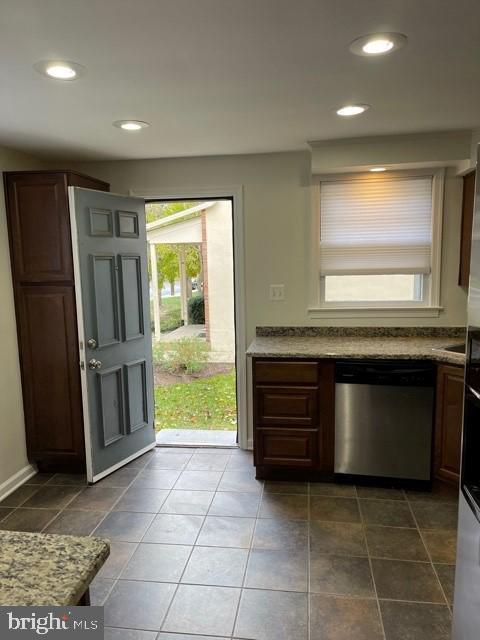 DUTCH GLEN CONDO - Residential Lease