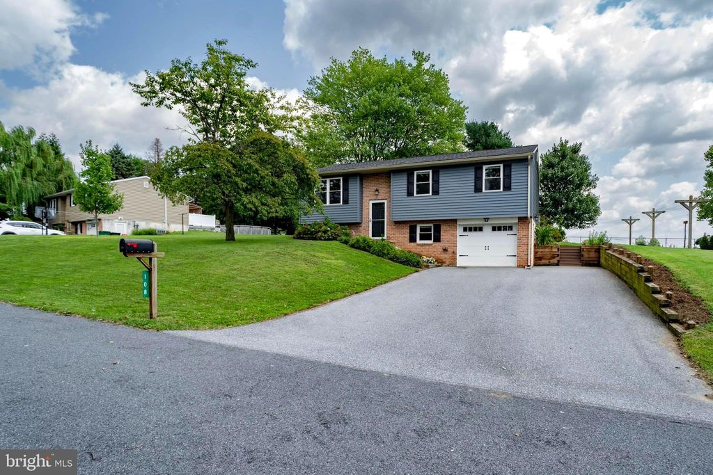 Photo of 108 Sharona Drive, Lititz, PA 17543 (MLS # PALA2055318)