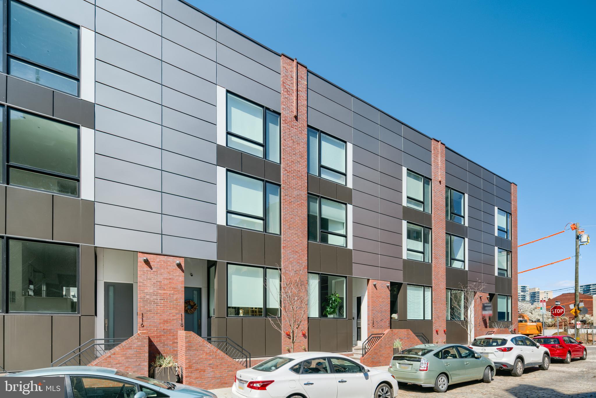 LOGAN SQUARE - Residential