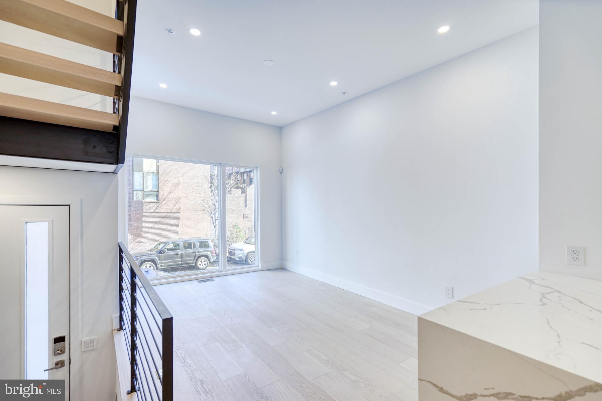 LOGAN SQUARE - Residential