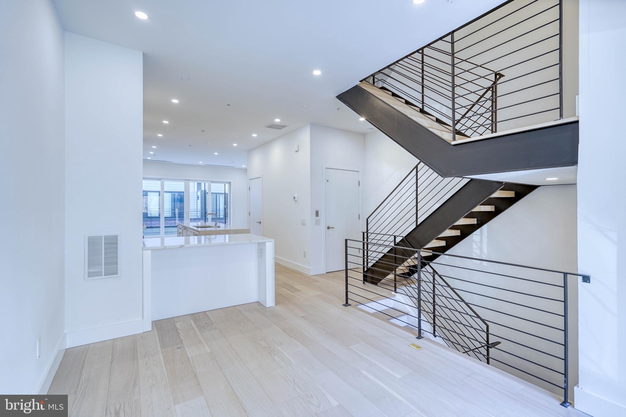 LOGAN SQUARE - Residential