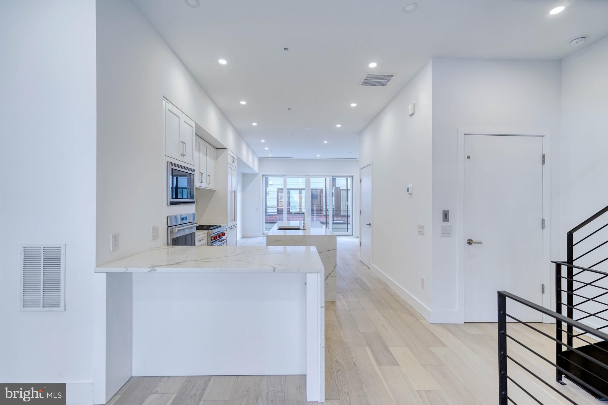 LOGAN SQUARE - Residential