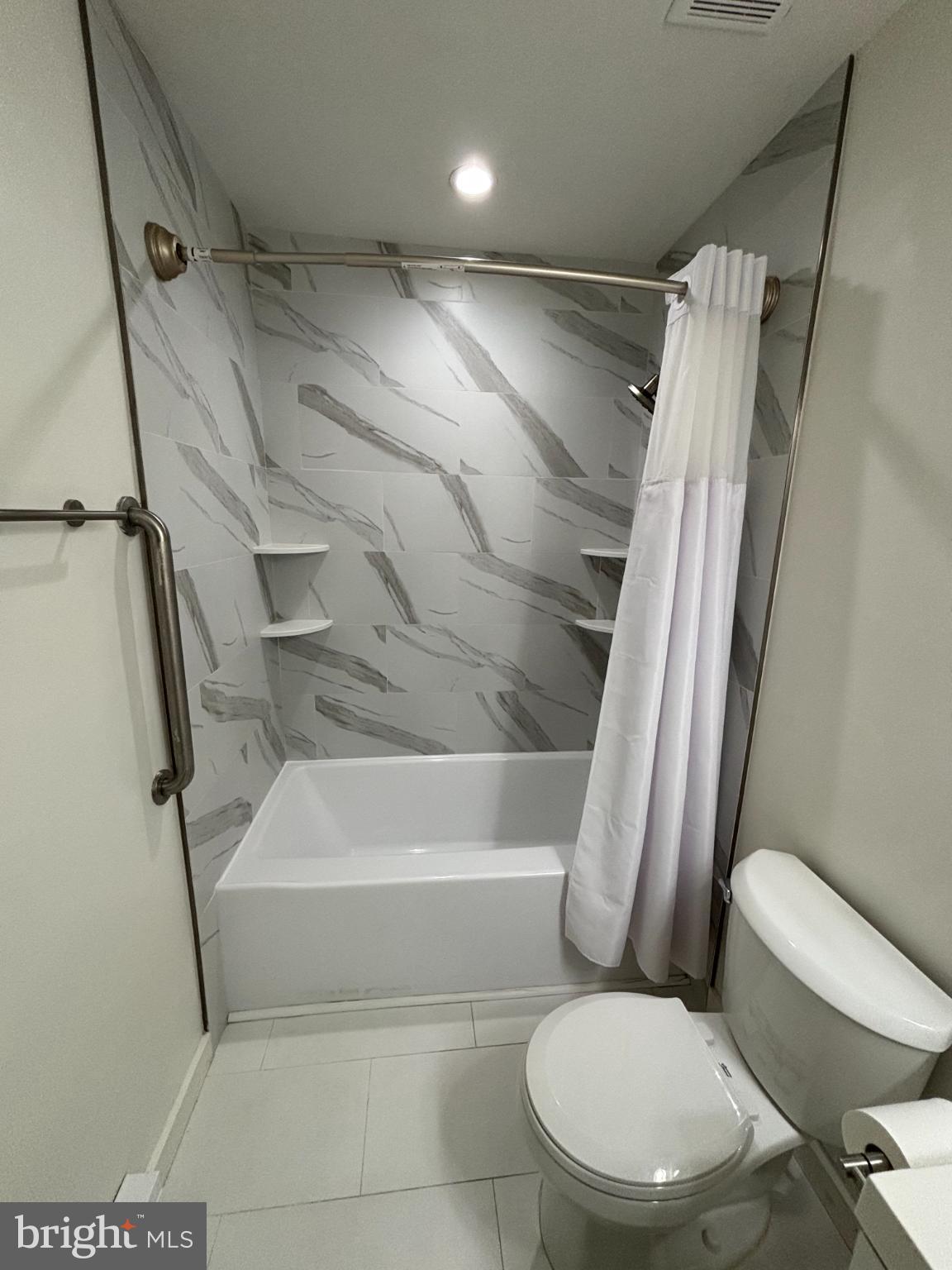 DOYLESTOWN COMMONS - Residential Lease