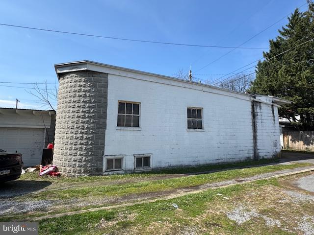 Main image without alt text