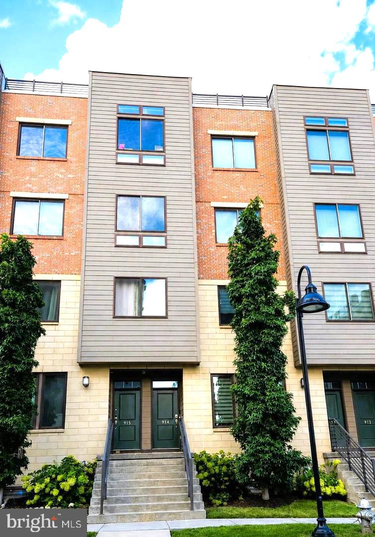 914 LAKEVIEW COURT 35 UPPER