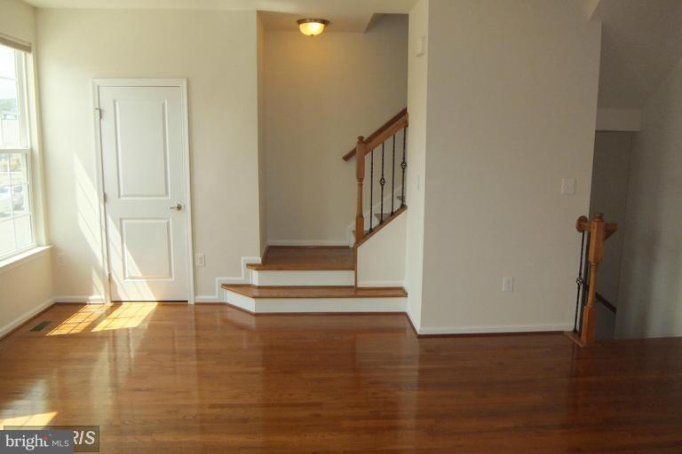 FEATHERSTONE SQUARE - Residential