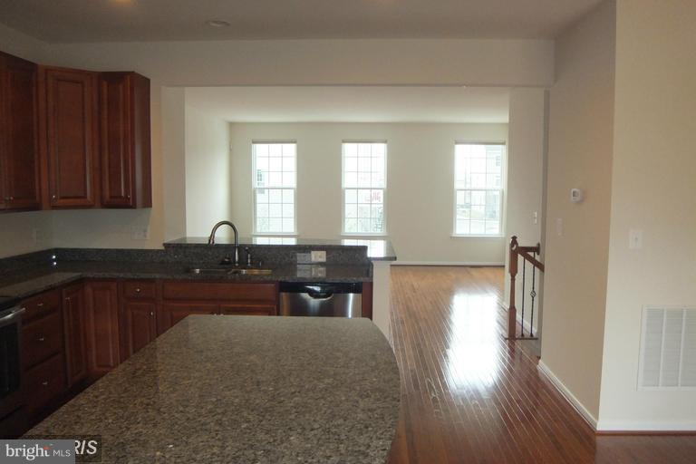 FEATHERSTONE SQUARE - Residential