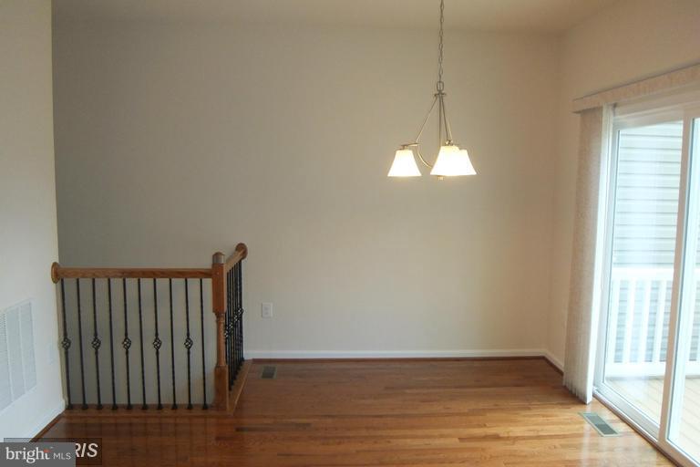 FEATHERSTONE SQUARE - Residential