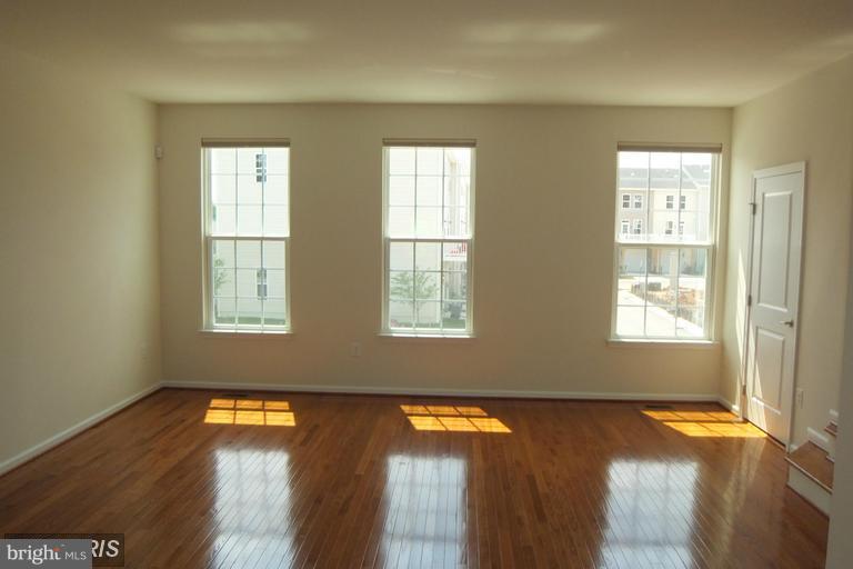 FEATHERSTONE SQUARE - Residential