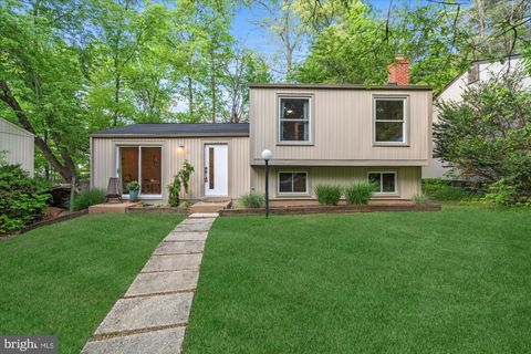 Photo of 2228 Cocquina Drive, RESTON, VA 20191 (MLS # VAFX2305992)