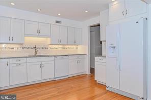 TOWNES OF MOOREFIELD - Residential Lease