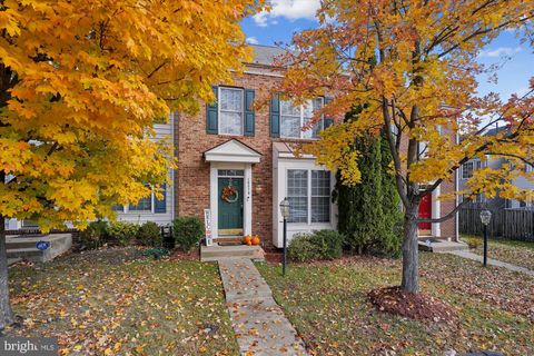 Photo of 16879 Sea Lawn Place, WOODBRIDGE, VA 22191 (MLS # VAPW2107344)