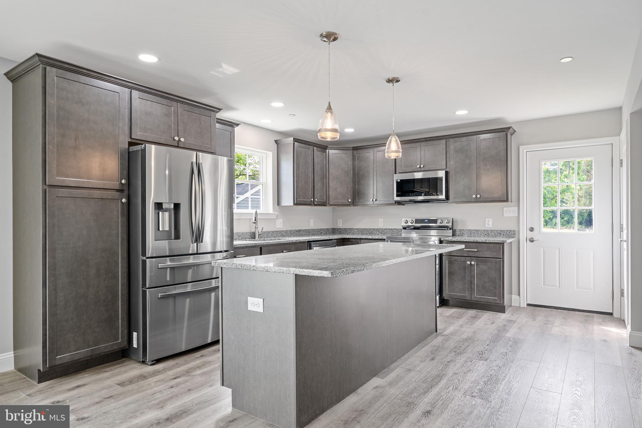 MILL POINT SHORES - Residential