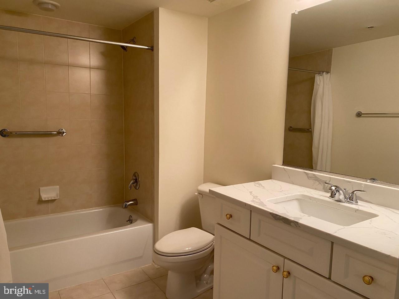 ROUNDWOOD RIDGE - Residential Lease