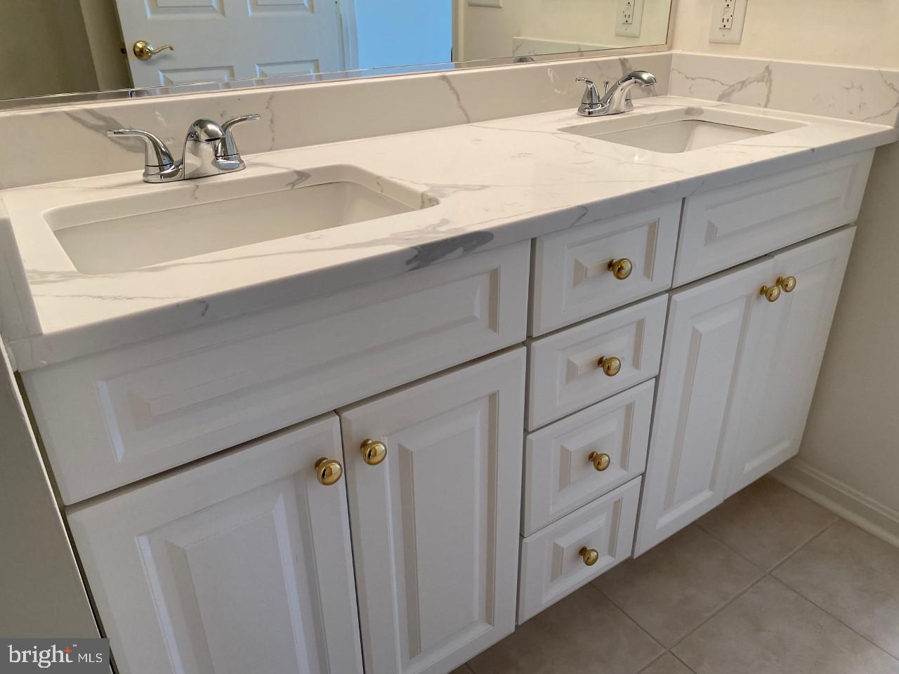 ROUNDWOOD RIDGE - Residential Lease