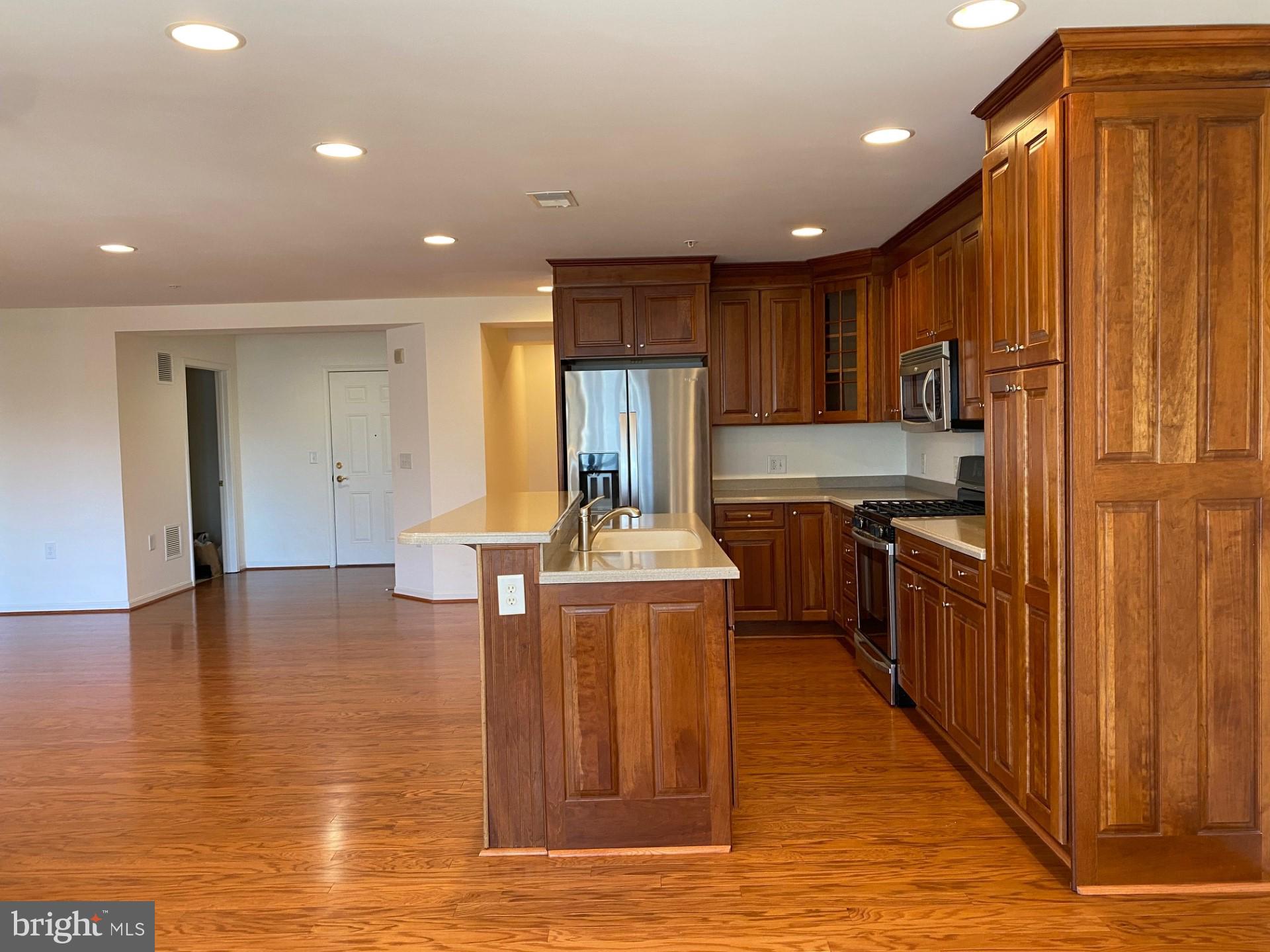 ROUNDWOOD RIDGE - Residential Lease