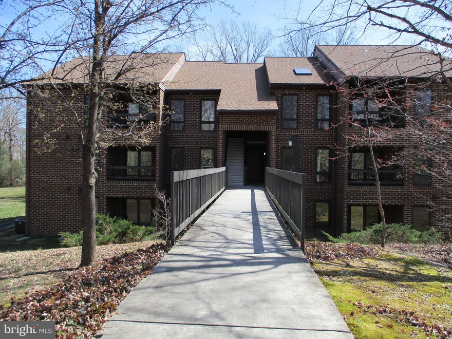 Turn key ready MID LEVEL 1 bedroom condo in Wildewood.  NO STEPS!! Freshly painted, new carpet, new HVAC in 2012 and new appliances in 2011. Ceilings fans and a walk out patio.  Nice!!