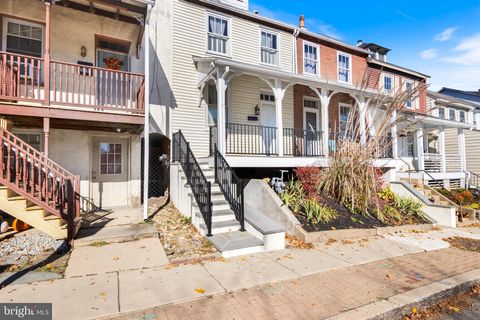 Townhouse For Sale - 311 E State Street<br/> KENNETT SQUARE, PA 19348