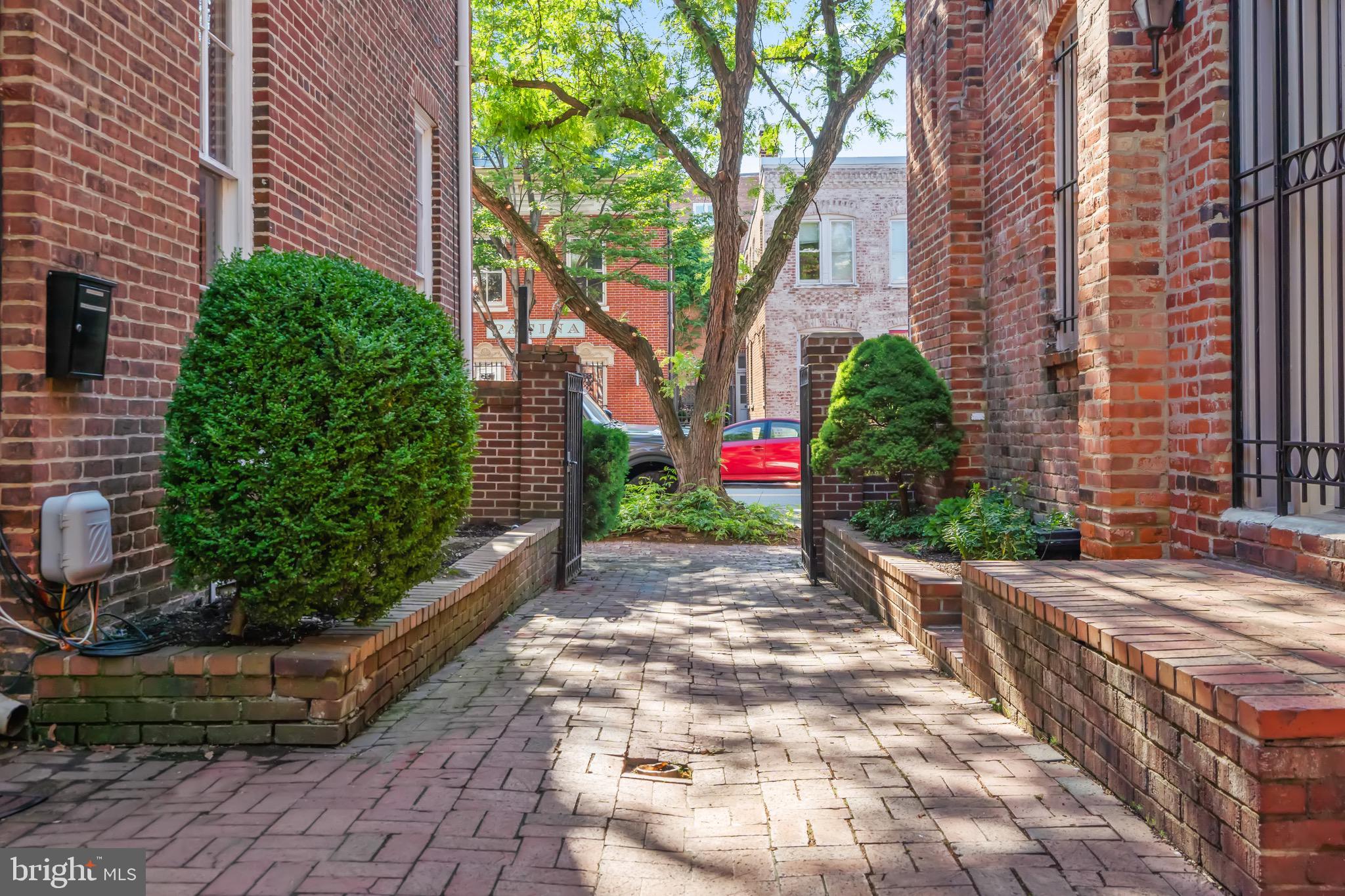 BARRISTER SQUARE - Residential