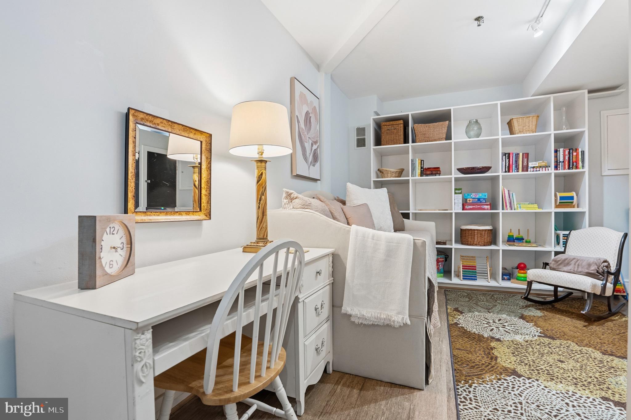 BARRISTER SQUARE - Residential