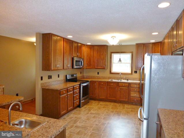 HIDDEN FIELDS - Residential Lease