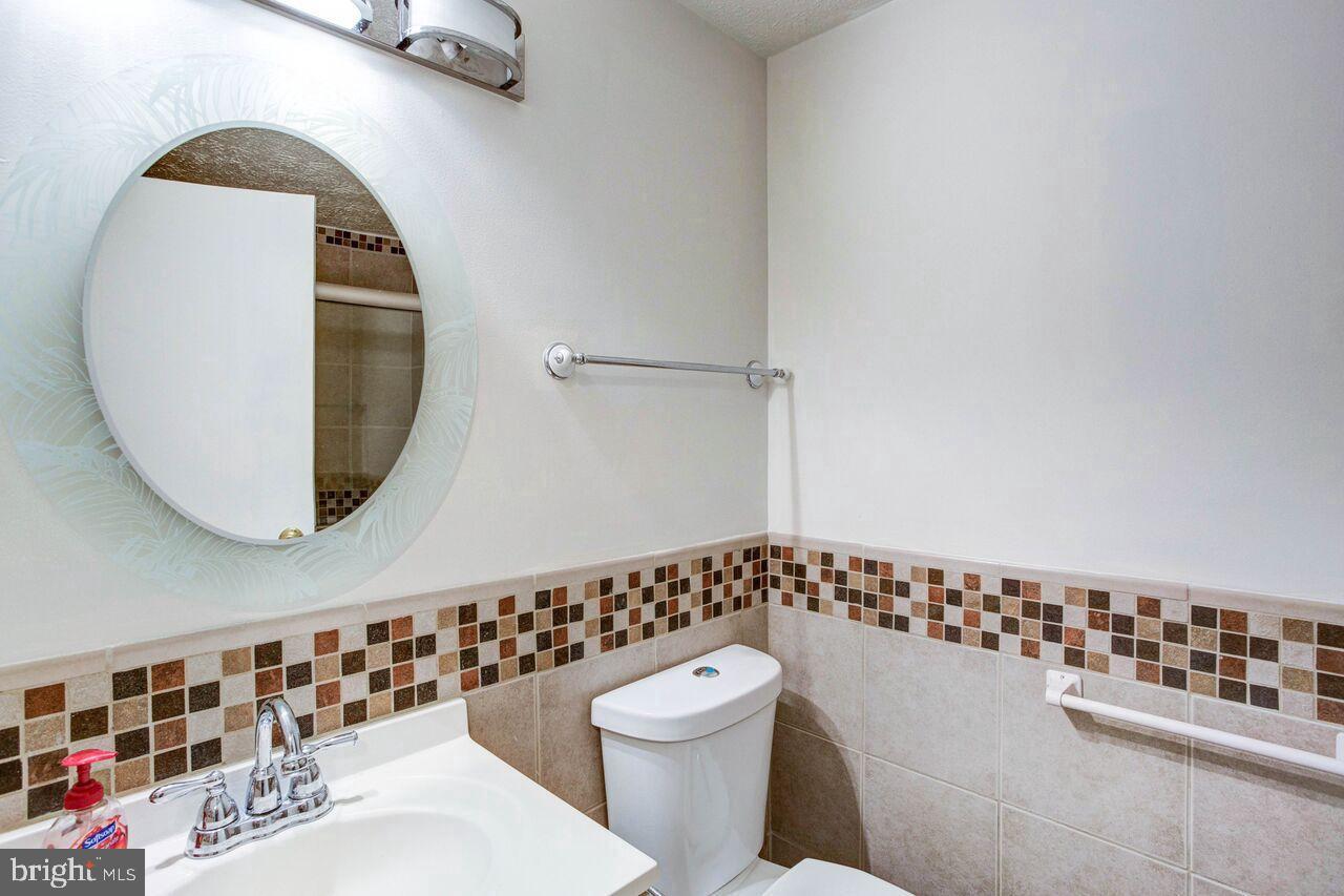 KNOLLS AT NORTH LAKE CONDOMINIUM - Residential