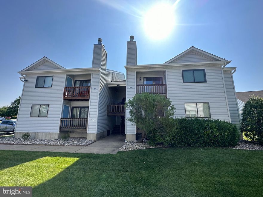 Centrally located on Kent Island this Garden Apartment features 3 bedrooms and 2 full baths. You'll love the soaring cathedral ceilings in the main living room that in anchored by a wood burning fireplace and has a balcony overlook. Enjoy all the amentities of this water access community including the pool, clubhouse,  and pier.  Pets are on a case by case basis and limited to ONE pet. Tenant pays for all utilities. Landlord prefers credit score above 650. Aply via RentSpree - $50 application fee