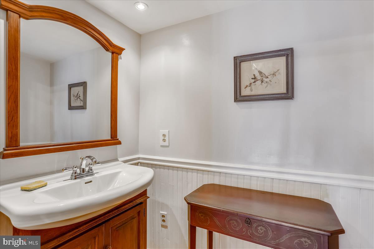 TOWN OF ROUND HILL - Commercial Sale