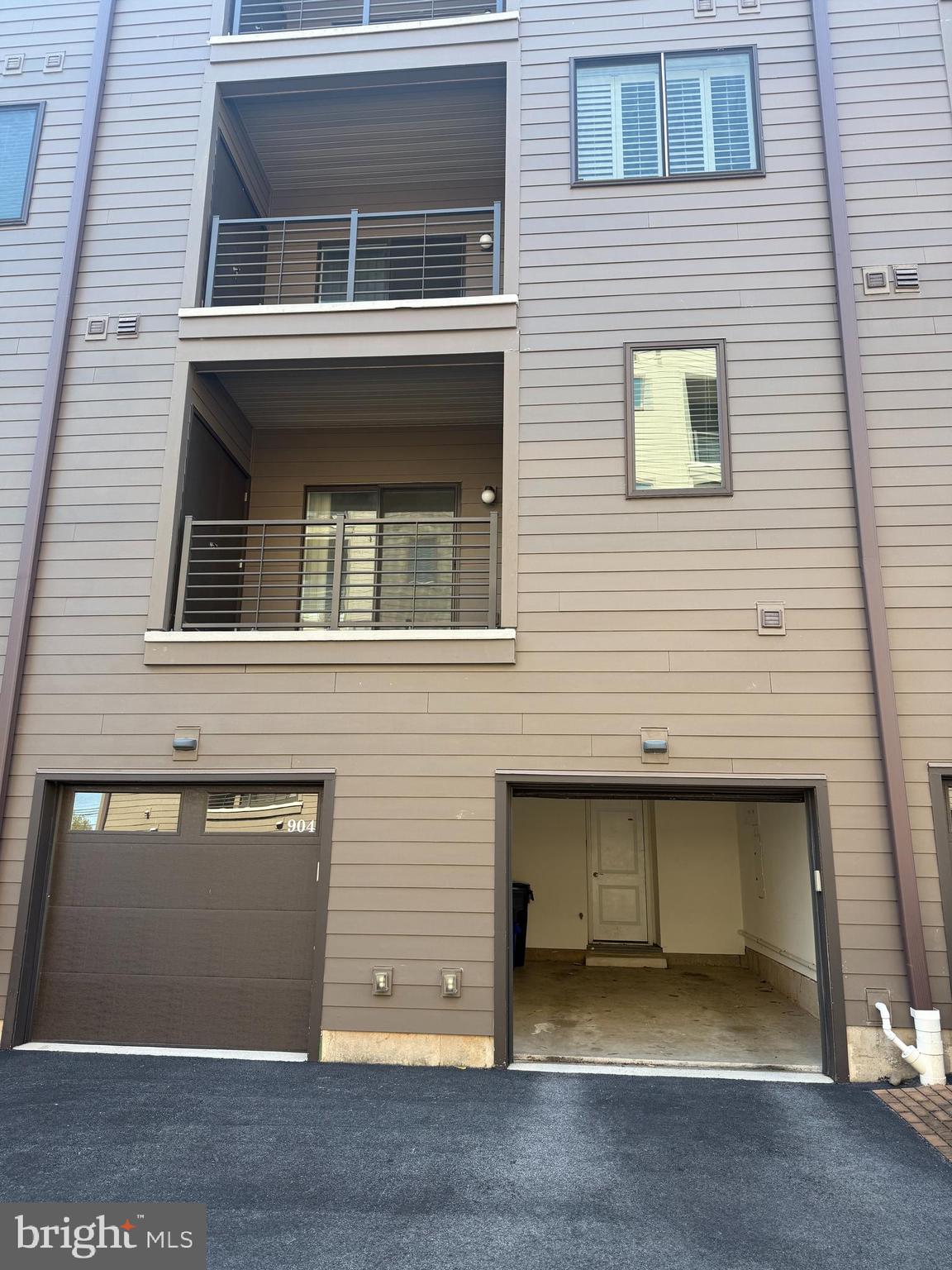 BROWNSTONES AT VF - Residential Lease