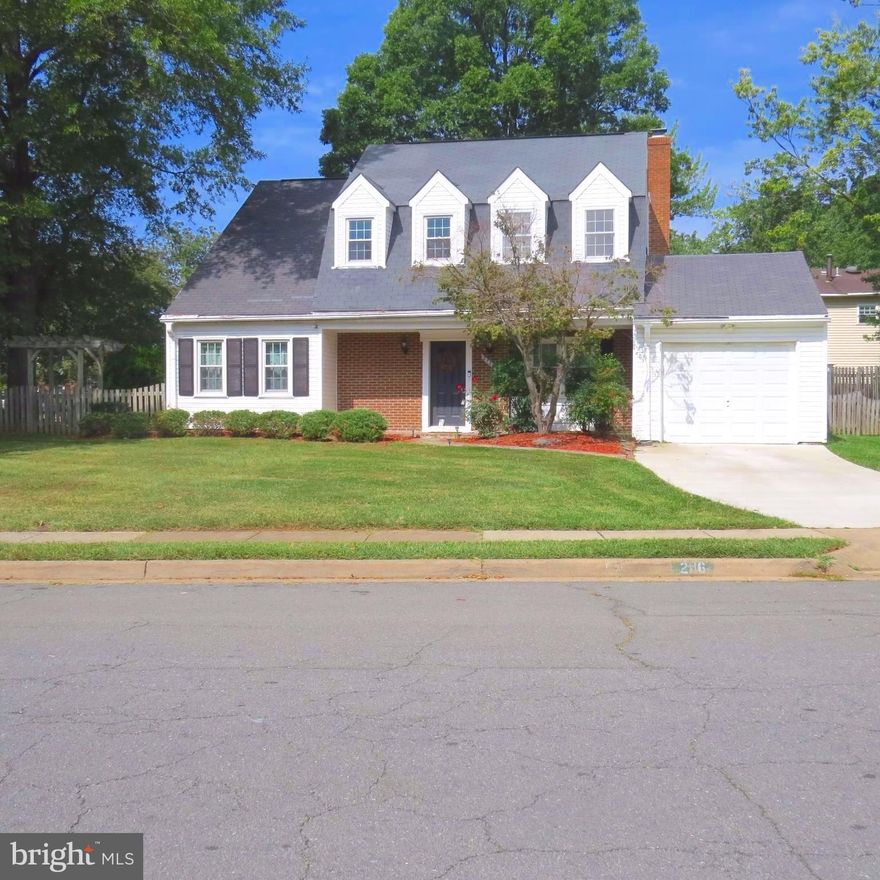 Gorgeous and cozy single family is immaculate.Beautiful hardwood floors throughout the majority of the main level.Kitchen has modern ceramic flooring, updated cabinets, back splash, stainless steel appliances, pendulum lighting and much more.High ceilings in main foyer and family room area, lots of natural light, room for home office, stone fireplace, with indoor/ outdoor patio, & spacious yard.