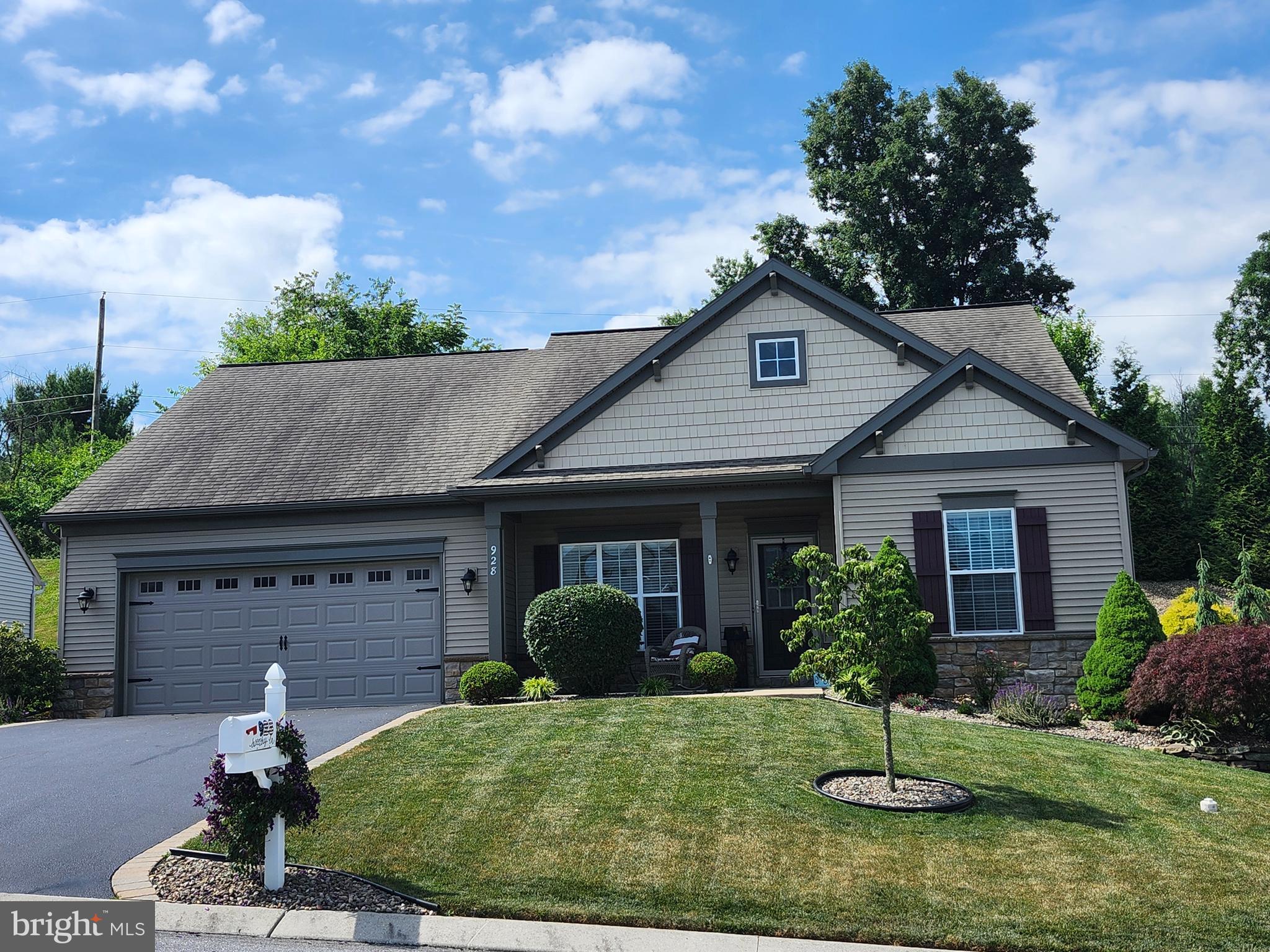 928 SWEETBAY LN.