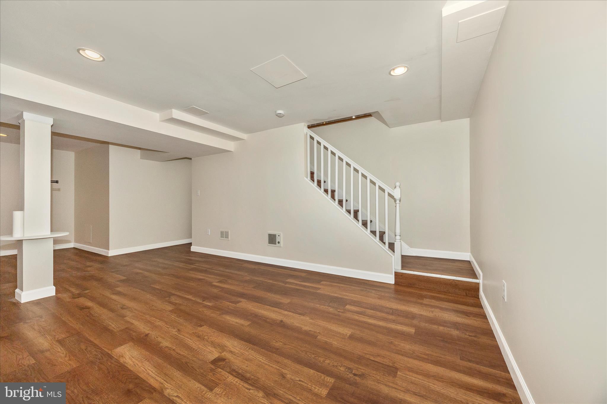 ROLLING HILLS - Residential