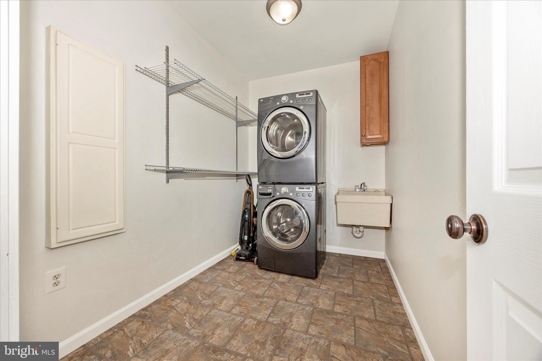 ROLLING HILLS - Residential