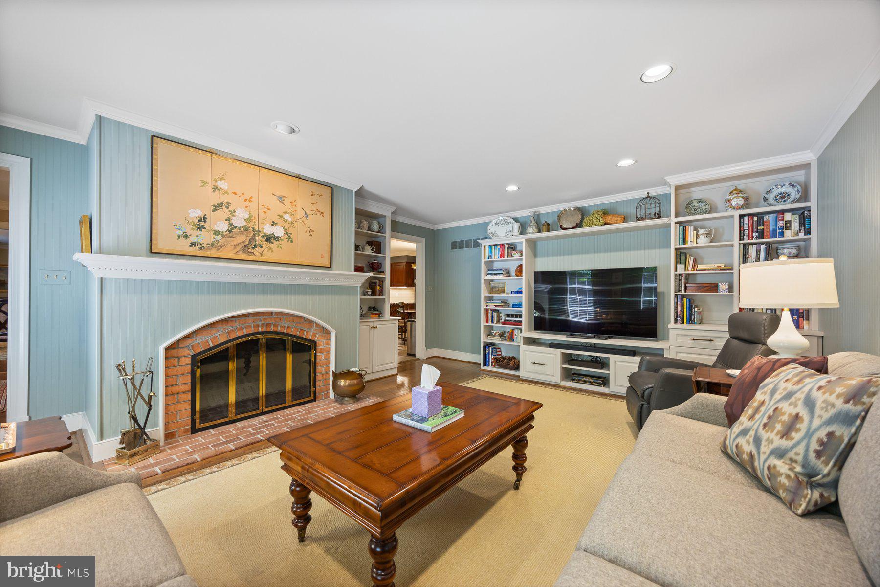 HOLLY KNOLL - Residential