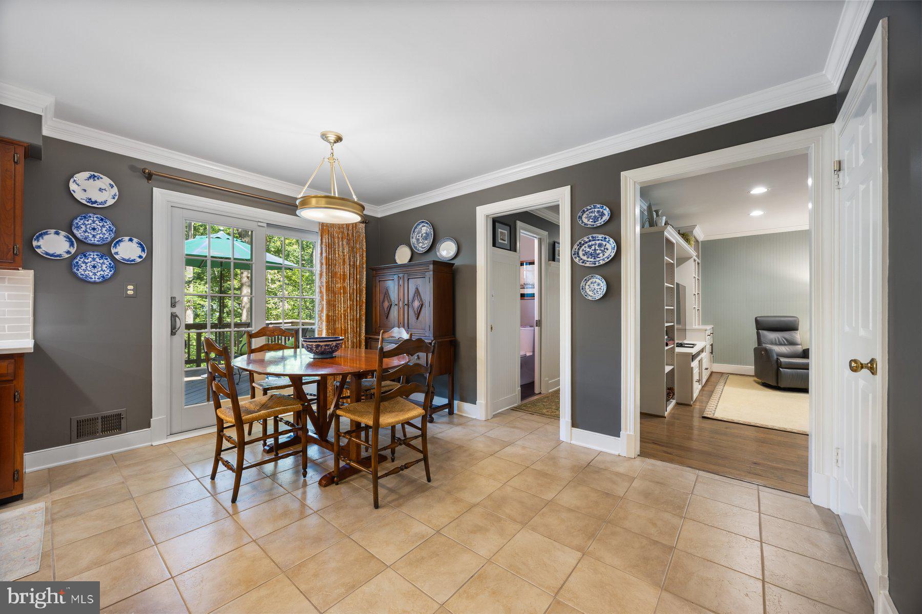 HOLLY KNOLL - Residential