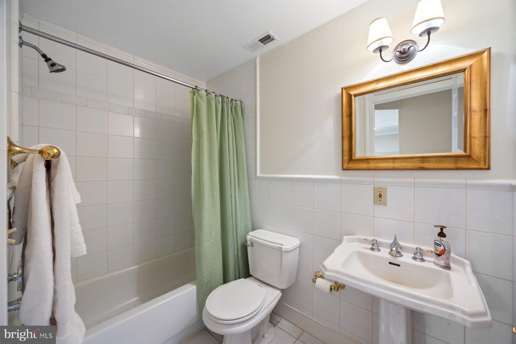 HOLLY KNOLL - Residential