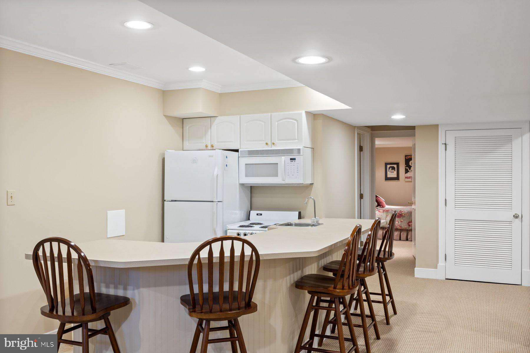 HOLLY KNOLL - Residential